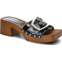 Czarne Klapki Simen Modne Buty Na Lato. Czarne klapki Simen, z aplikacjami, ze skóry, bez obcasa, na obcasie. Za 195.00 zł.