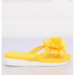 Japonki z kwiatem żółte CK103 Yellow. Żółte klapki ButyModne, z aplikacjami, z materiału, bez obcasa. W wyprzedaży za 64.10 zł.