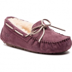 Kapcie UGG - W Dakota 5612 W/Port. Fioletowe obuwie domowe UGG, bez wzorów, ze skóry, bez zapięcia. W wyprzedaży za 309.00 zł.