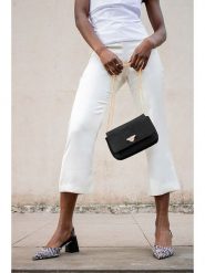 Christian Laurier Skórzana torebka "Hera" w kolorze czarnym - 21 x 15 x 7 cm rozmiar: onesize. Czarne torby na ramię Christian Laurier, bez wzorów, z materiału, na ramię, bez dodatków. Za 344.54 zł.