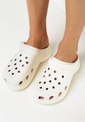 Beżowe Klapki z Wycięciami na Nosku i Paskiem na Piętę Cisatria. Brązowe klapki Born2be, bez wzorów, bez obcasa. Za 59.99 zł.