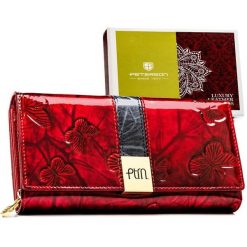 Duży portfel damski ze skóry naturalnej w czerwonym kolorze z ozdobnym tłoczeniem - Peterson. Czerwone portfele Peterson, bez wzorów, z lakierowanej skóry. Za 139.99 zł.