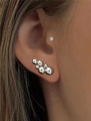 Les Favorites Srebrne kolczyki-wkrętki rozmiar: onesize. Szare kolczyki Les Favorites, srebrne. Za 164.02 zł.