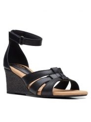 Clarks Sandały Kyarra Joy 26171242 Czarny. Czarne sandały Clarks, bez wzorów, ze skóry, bez obcasa, na koturnie, bez zapięcia. Za 249.99 zł.