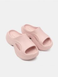 Piankowe klapki na platformie - różowy. Czerwone klapki Sinsay, bez wzorów, bez obcasa, na platformie. Za 39.99 zł.
