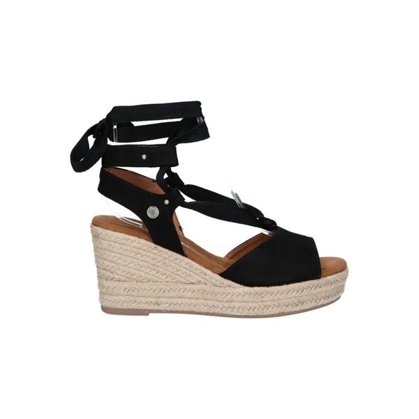 Eleganckie Czarne Skórzane Sandały Damskie - Rozmiar 39. Czarne sandały Xti, bez wzorów, eleganckie, bez obcasa, na koturnie, bez zapięcia. Za 201.99 zł.