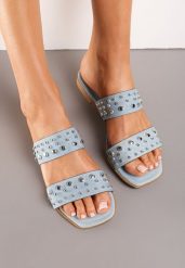 Jasnoniebieskie Klapki z Noskiem w Kwadrat i Nitami Wrisa. Niebieskie klapki Renee, bez wzorów, z materiału, z kwadratowym noskiem, bez obcasa, na płaskiej podeszwie. Za 49.99 zł.