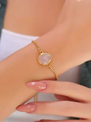 L'Atelier de Gaia Pozłacana bransoletka z elementami ozdobnymi rozmiar: onesize. Różowe bransoletki L'Atelier de Gaia, z kwarcem, pozłacane. Za 108.74 zł.