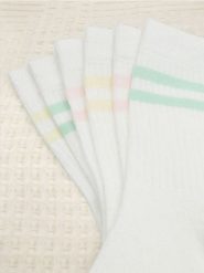 Skarpetki 3 pack - kremowy. Białe skarpety Sinsay, bez wzorów, prążkowane. Za 11.99 zł.