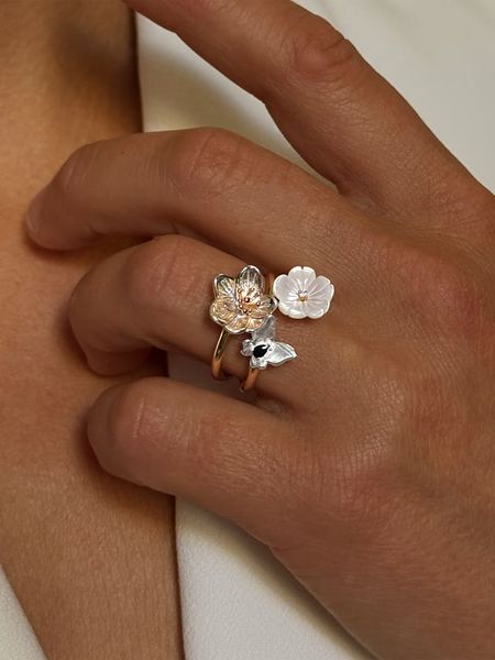 Les Petites Précieuses Pozłacany pierścionek z cyrkoniami i masą perłową rozmiar: 52. Białe pierścionki Les Petites Précieuses, z cyrkonią, pozłacane. Za 187.96 zł.