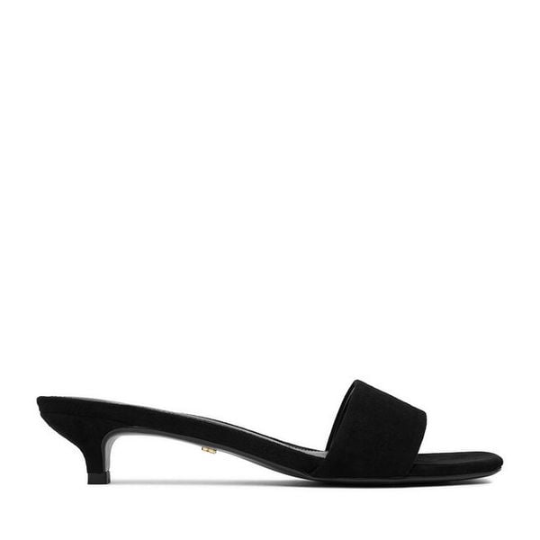 Klapki GINO ROSSI. Czarne klapki Gino Rossi, bez wzorów, bez obcasa. Za 299.99 zł.