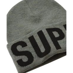 Czapka dzianinowa z logo dla kobiet Superdry. Szare czapki Superdry, bez wzorów, z dzianiny. W wyprzedaży za 119.50 zł.