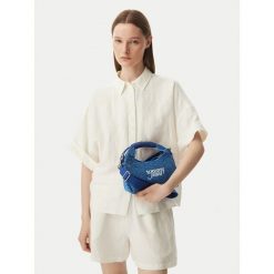 Torebka Tommy Jeans. Niebieskie torebki klasyczne Tommy Jeans, bez wzorów, z jeansu, bez dodatków. Za 409.99 zł.