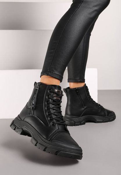 Czarne Traperki na Tłoczonej Podeszwie Ozdobione Suwakiem przy Cholewce Linicia. Czarne trapery i śniegowce Renee, z futra. Za 69.99 zł.