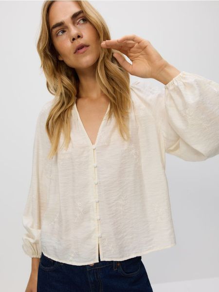 Koszula z haftem - złamana biel. Koszule Reserved, l, bez wzorów, z wiskozy, bez kołnierzyka, bez ramiączek. W wyprzedaży za 99.99 zł.