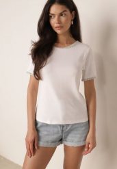 Biały Minimalistyczny T-shirt z Bawełny Zdobiony Warkoczowymi Lamówkami Thessele. Białe t-shirty Born2be, m, z aplikacjami, z bawełny, bez kołnierzyka, bez ramiączek. Za 49.99 zł.