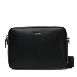 Torebka Calvin Klein. Czarne listonoszki Calvin Klein, bez wzorów, bez dodatków. Za 439.99 zł.