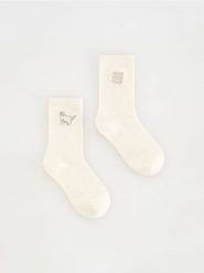 Skarpetki z bawełną 2 pack - złamana biel. Skarpety Reserved, bez wzorów, z bawełny. W wyprzedaży za 9.99 zł.