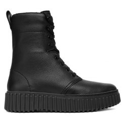 Trzewiki Clarks. Czarne botki Clarks, bez wzorów, bez obcasa, na płaskiej podeszwie, bez zapięcia. Za 659.99 zł.