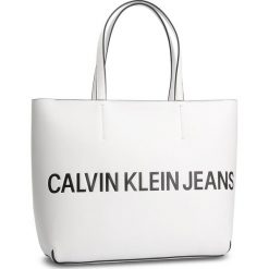 Torebka CALVIN KLEIN JEANS - Sculpted Logo E/W Tote K60K605246 102. Białe shopper Calvin Klein Jeans, bez wzorów, z jeansu, bez dodatków. W wyprzedaży za 339.00 zł.