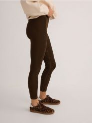 Gładkie legginsy - brązowy. Brązowe legginsy Reserved, l, bez wzorów, z dzianiny. W wyprzedaży za 49.99 zł.