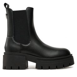 Sztyblety Guess. Czarne botki Guess, z aplikacjami, bez obcasa, na płaskiej podeszwie, bez zapięcia. Za 739.99 zł.