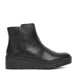 Botki Rieker. Czarne botki Rieker, bez wzorów, bez obcasa, na koturnie, bez zapięcia. Za 379.99 zł.