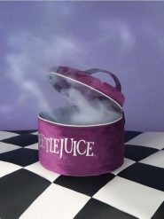 Kosmetyczka Beetlejuice - fioletowy. Fioletowe kufry i kosmetyczki Sinsay, bez wzorów, z nadrukiem, bez dodatków. Za 35.99 zł.
