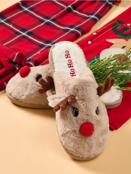 Kapcie z futerkiem z motywem świątecznym - beżowy. Brązowe obuwie domowe Sinsay, bez wzorów, bez zapięcia. Za 29.99 zł.