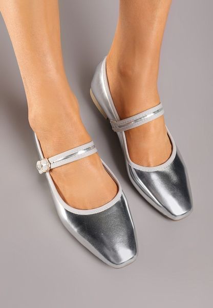 Srebrne Płaskie Balerinki Ozdobione Paskiem i Lamówką Vlivia. Szare baleriny Born2be, bez wzorów, bez obcasa, na płaskiej podeszwie. Za 39.99 zł.