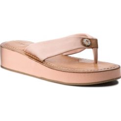 Japonki INUOVO - 9102 Blush. Czerwone klapki Inuovo, bez wzorów, z materiału, bez obcasa. W wyprzedaży za 139.00 zł.