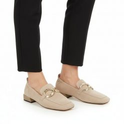 Półbuty damskie S.Barski D&A, cholewka skóra naturalna zamszowa wsuwany fason metalowa ozdoba na przodzie niski obcas kwadratowy nosek, beżowe, CR61-. Brązowe czółenka S.BARSKI, z aplikacjami, ze skóry, bez obcasa, na obcasie, bez zapięcia. Za 389.00 zł.