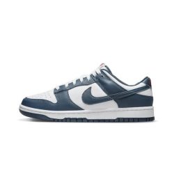 Buty sportowe Nike Dunk LOW RETRO. Niebieskie obuwie sportowe Nike, bez zapięcia, trekkingowe. Za 490.50 zł.
