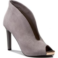 Szpilki CARINII - B3879 I85-000-000-C17. Szare botki Carinii, z aplikacjami, z materiału, eleganckie, bez obcasa, na obcasie, bez zapięcia. W wyprzedaży za 229.00 zł.