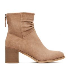 Botki JENNY. Brązowe botki Jenny, bez wzorów, bez obcasa, na słupku, bez zapięcia. Za 159.99 zł.