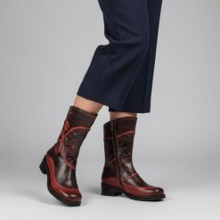 Kozaki damskie Laura Vita, wysoka cholewka ze skóry we wzory na płaskim obcasie, czerwone, SO2014-2. Czerwone kozaki Laura Vita, ze skóry, przed kolano, bez obcasa, na obcasie, bez zapięcia. Za 339.00 zł.