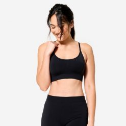 Stanik sportowy Decathlon. Czarne koszulki sportowe DECATHLON, bez wzorów, z elastanu, bez ramiączek, na jogę i pilates. Za 59.99 zł.