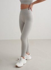 Damskie legginsy prążkowane, bezszwowe, wysoki stan, squat proof, petite szare. Szare legginsy AIM'N, xs, bez wzorów, z dzianiny, z podwyższonym stanem, długie. Za 254.00 zł.