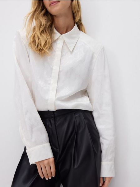 Koszula z połyskującej tkaniny - złamana biel. Koszule Reserved, l, bez wzorów, z tkaniny, bez kołnierzyka, bez ramiączek. Za 149.99 zł.