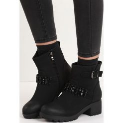 Czarne Matowe Botki Alignment. Czarne botki Born2be, z aplikacjami, z okrągłym noskiem, bez obcasa, na płaskiej podeszwie, bez zapięcia. Za 79.99 zł.