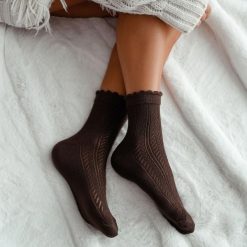 Czekoladowe skarpetki damskie w jodełkę 740. Brązowe skarpety Milena, w ażurowe wzory, z bawełny. Za 16.90 zł.