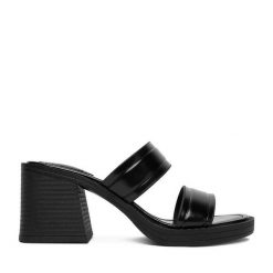 Klapki JENNY. Czarne klapki Jenny, bez wzorów, bez obcasa. Za 139.99 zł.