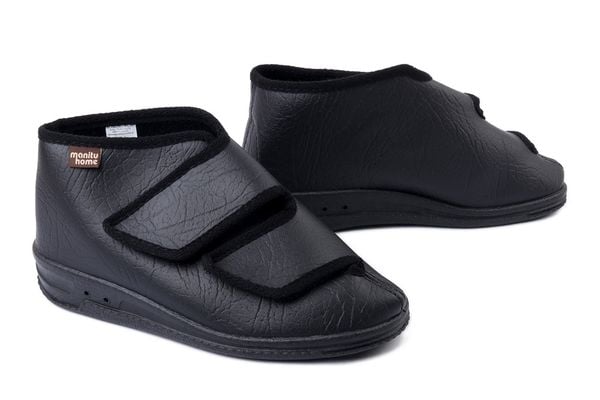MANITU 360011-1 schwarz, kapcie damskie. Czarne obuwie domowe Manitu, bez wzorów, bez zapięcia. Za 187.43 zł.