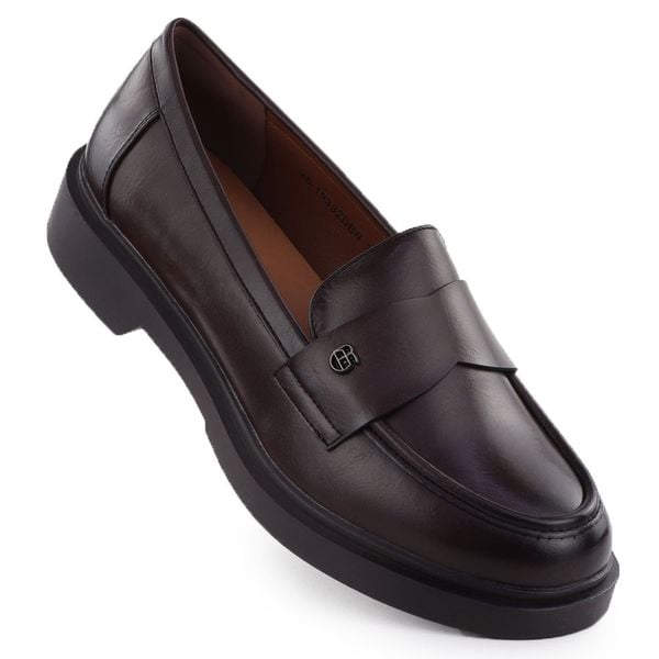 Półbuty damskie mokasyny lordsy brązowe Potocki JE19332. Brązowe lordsy POTOCKI, bez wzorów, ze skóry ekologicznej, bez obcasa, bez zapięcia. Za 92.00 zł.