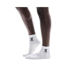 Skarpety On Logo Sock Mid 3. Białe skarpety On, bez wzorów. Za 89.99 zł.