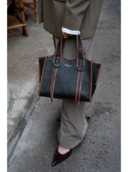 Victor & Hugo Paris Skórzana torebka "Kamelia" w kolorze czarno-brązowym - 20 x 25 x 9 cm rozmiar: onesize. Czarne torby na ramię Victor & Hugo Paris, bez wzorów, z materiału, przez ramię, bez dodatków. Za 391.99 zł.