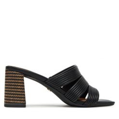 Klapki Tamaris. Czarne klapki Tamaris, bez wzorów, bez obcasa. Za 249.99 zł.
