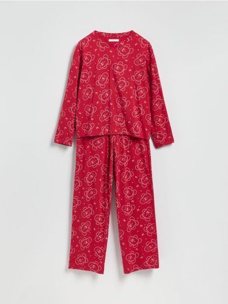 Piżama ze świątecznym motywem - czerwony. Czerwone piżamy Reserved, bez wzorów, z bawełny, bez ramiączek. W wyprzedaży za 39.99 zł.