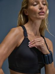 4F Biustonosz treningowy z wysokim wsparciem - czarny S. Czarne bielizna sportowa 4f, m, bez wzorów, z materiału. Za 179.99 zł.