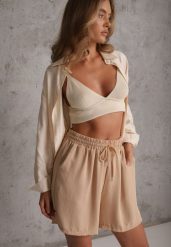 Beżowe Szorty Casual High Waist na Lato Bogate w Wiskozę Ismina. Brązowe szorty Renee, bez wzorów, z materiału, casualowe, z podwyższonym stanem. Za 29.99 zł.